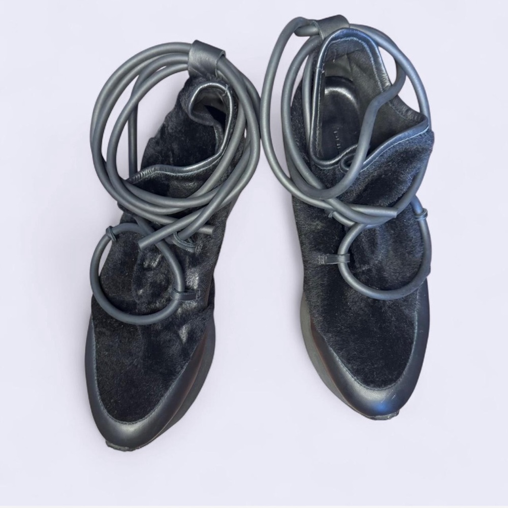 Elegant Black sneakers with Unique Design black furry outside rubbery laces